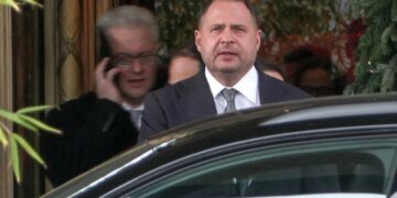 Привет от «Азова»: на Ермака после суда напали. ВИДЕО