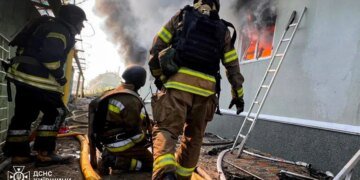 В Киевской области спасатели потушили пожар в офисном здании после удара дрона. ФОТО