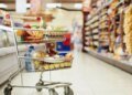 Крупные торговые сети заставят бесплатно отдавать продукты