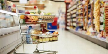 Крупные торговые сети заставят бесплатно отдавать продукты