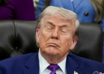 «Он просто моргнул»: команда Трампа попала в новый скандал из-за фото