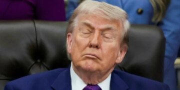 «Он просто моргнул»: команда Трампа попала в новый скандал из-за фото