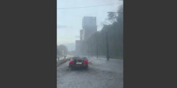 Водный апокалипсис местного масштаба: как двухдневные ливни парализовали Ивано-Франковск и Днепр. ВИДЕО