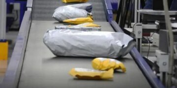 ЄС надасть Україні частину з 90 мільярдів длише за умови введення податку на посилки — Bloomberg