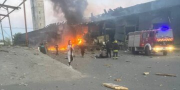 В Днепре второй раз за месяц ракета попала в склад VARUS: есть погибшие