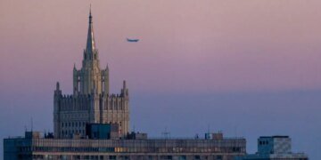 Россия закрывает воздушное пространство над огромной территорией из-за опасений атак дронов