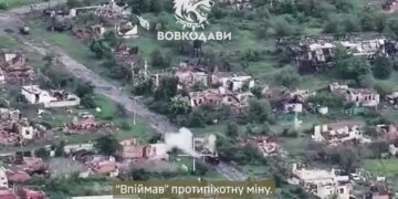 Инженерный крах РФ: «Вовкодавы» сожгли импровизированный понтон врага. ВИДЕО
