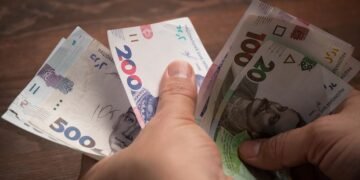 «Неадресные выплаты всем подряд». Аналитики призвали пересмотреть кешбэк и «зимнюю тысячу»