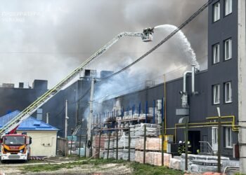 Дроновая атака РФ на Тернополь. Повреждены строительный магазин и склад продукции для кондитеров