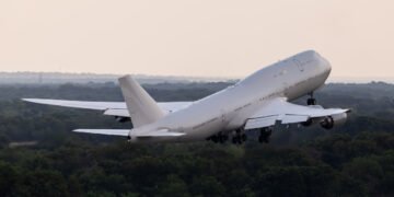 Трамп уже летом сможет летать на подаренном Катаром самолете-«дворце», сообщили ВВС США