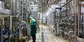 «День начали не с кофе». Во Львове открыли новую производственную линию пивоварни Carlsberg – фото