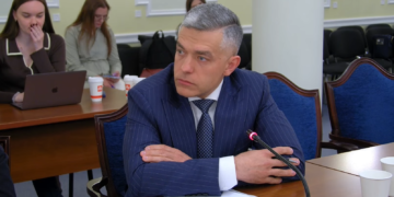 «Не знаком, не общался». Глава набсовета Сенс Банка отрицает, что он человек Миндича