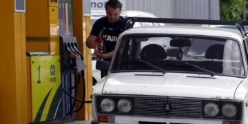 Бензин по талонам? На оккупированной территории Украины ограничили продажу горючего