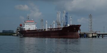 ЕС рассматривает замораживание ценового потолка на российскую нефть, — Bloomberg