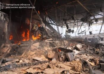 РФ ударила КАБами по Запорожью: вспыхнули пожары, есть погибший