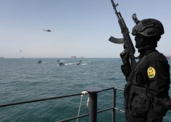 Иран развернул в Ормузском проливе небольшие подводные лодки, — Bloomberg