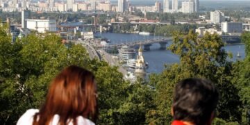 Средняя зарплата превысила 30 тысяч гривен: где платят больше всего