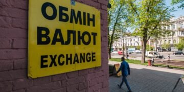 Доллар на рекорде в НБУ: что с курсом в банках и переписали ли обменники ценники 22 мая