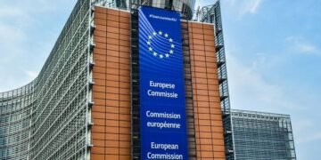 Еврокомиссия констатирует прогресс в принятии документов, необходимых для EUR90 млрд кредита поддержки Украины с выплатой 1-го транша в июне