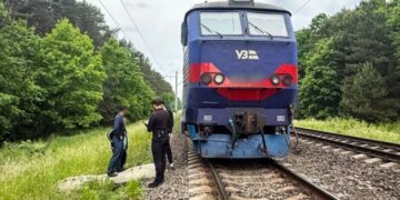 Внезапно выбежал на железнодорожные пути: в Ровенской области поезд насмерть сбил 17-летнего юношу