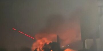 Дроны атаковали стратегическую нефтебазу в Луганске: вспыхнул масштабный пожар
