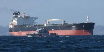 Франция освободила капитана танкера из «теневого флота» России — судно остается под арестом
