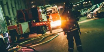 В Мариуполе и Алчевске зафиксировали серию взрывов и крупный пожар на подстанции