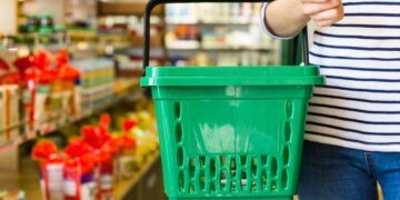 Інфляція сповільнилася до 8,2%. Фрукти подорожчали найбільше, яйця — впали в ціні