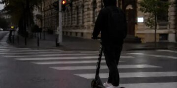 Права, обязанности и штрафы:  Рада приструнит законом самокатчиков и владельцев моноколес