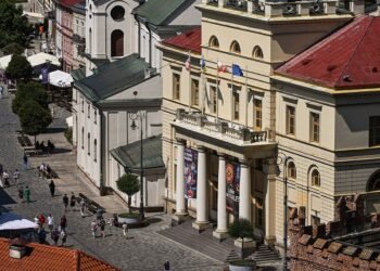 Польский город убрал флаг Украины с ратуши из-за решения Зеленского