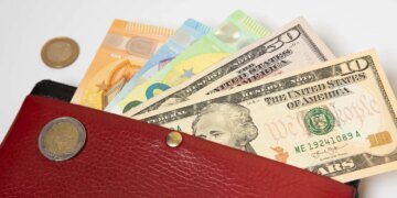 НБУ встановив курс на 15 червня: долар дешевшає