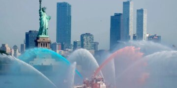 Праздник искр и пламени: культовый Бруклинский мост в Нью-Йорке едва не сгорел в разгар Дня независимости США. ВИДЕО