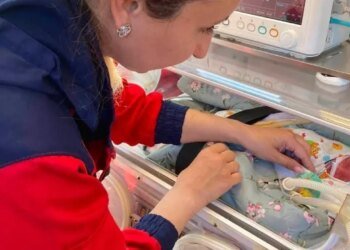 Медики скорой помощи спасли новорожденного после обстрелов Славянска