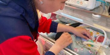 Медики скорой помощи спасли новорожденного после обстрелов Славянска