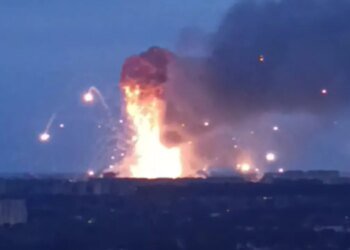 Удар по Вишневому уничтожил пять улиц, более 500 человек были эвакуированы из-за угрозы взрыва. ВИДЕО