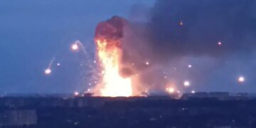 Удар по Вишневому уничтожил пять улиц, более 500 человек были эвакуированы из-за угрозы взрыва. ВИДЕО