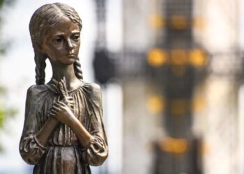 Циничный плагиат: в Польше переделали украинский памятник детям-жертвам Голодомора для политической акции. ФОТО