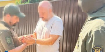 Боеприпасы хранились без разрешений в нескольких метрах от жилых домов: в Вишневом задержали чиновников