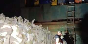 Украинские пограничники вытащили иностранных моряков из горящего судна под угрозой повторного удара. ВИДЕО