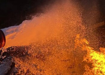 В Сумах загорелась АЗС, в результате вражеского удара поврежден супермаркет: подробности атаки. ФОТО