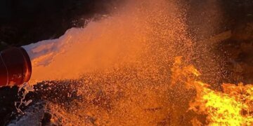В Сумах загорелась АЗС, в результате вражеского удара поврежден супермаркет: подробности атаки. ФОТО