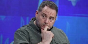Под прикрытием волонтерства: как подозреваемый Ермак тайно прорвался к Сырскому вопреки запрету суда