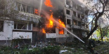 Шесть погибших и восемь пострадавших в Кривом Роге в результате попадания баллистической ракеты в жилой дом