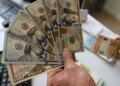 Банк или обменный пункт не принимает доллары: когда это незаконно и как защитить свои права