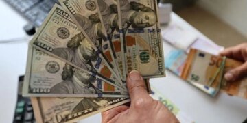 Банк или обменный пункт не принимает доллары: когда это незаконно и как защитить свои права