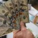 Банк или обменный пункт не принимает доллары: когда это незаконно и как защитить свои права