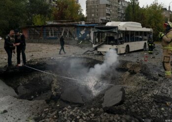 Во Львове полиция продолжает работу на местах ракетных ударов