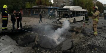 Во Львове полиция продолжает работу на местах ракетных ударов