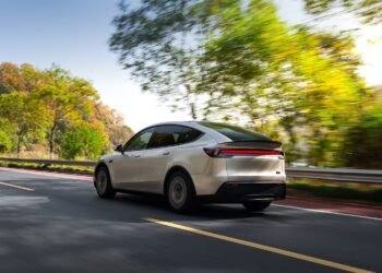 Новий електрокросовер Tesla Model Y L отримав шість місць і запас ходу понад 500 км