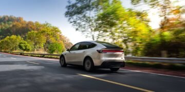 Новий електрокросовер Tesla Model Y L отримав шість місць і запас ходу понад 500 км